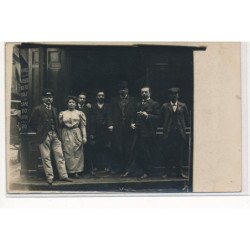 CARTE PHOTO A LOCALISER : paris(?) personnages, café restaurant - tres bon etat