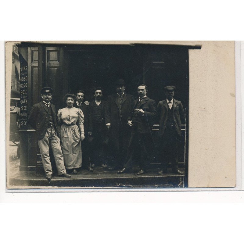 CARTE PHOTO A LOCALISER : paris(?) personnages, café restaurant - tres bon etat