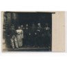 CARTE PHOTO A LOCALISER : paris(?) personnages, café restaurant - tres bon etat