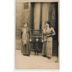 CARTE PHOTO A LOCALISER : personnage devant un magasin - etat