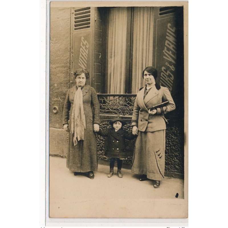 CARTE PHOTO A LOCALISER : personnage devant un magasin - etat