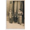 CARTE PHOTO A LOCALISER : personnage devant un magasin - etat