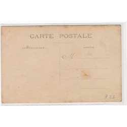 CARTE PHOTO A LOCALISER : personnage devant un magasin - etat
