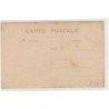 CARTE PHOTO A LOCALISER : personnage devant un magasin - etat