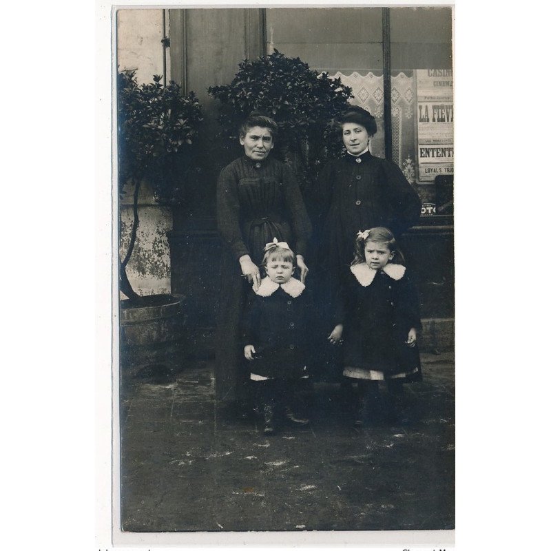 CARTE PHOTO A LOCALISER : paris(?) affiche de cinema, personnages - tres bon etat