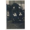 CARTE PHOTO A LOCALISER : paris(?) affiche de cinema, personnages - tres bon etat