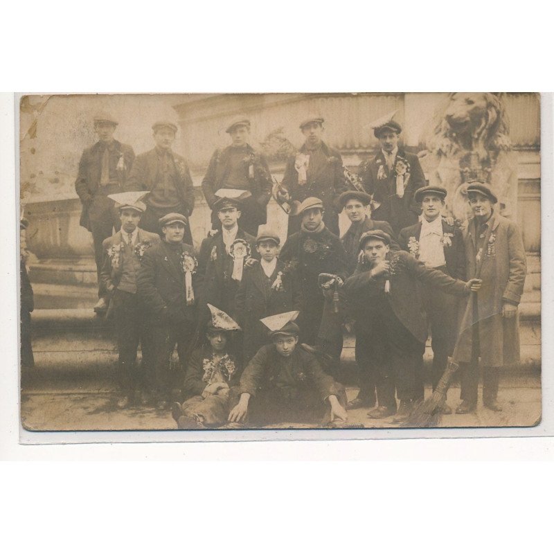 CARTE PHOTO A LOCALISER : paris(?) conscrits, fontaine - tres bon etat