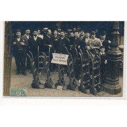 PARIS : les halles, diables (outils de transport) porteurs, forts des halles - tres bon etat