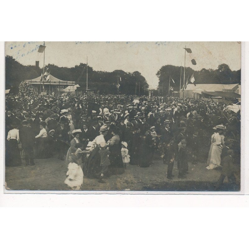 DOURDAN  : carte photo d'une fete foraine, manege - etat