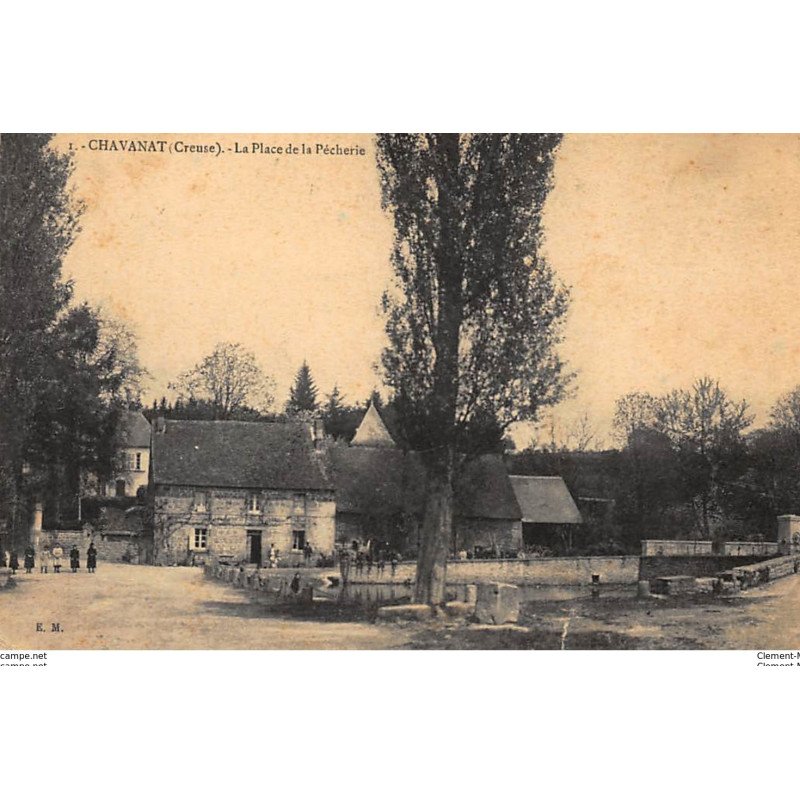 CHAVANAT : la place de la pecherie - etat