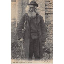 NORMANDIE : types et costumes, un mendiant - tres bon etat
