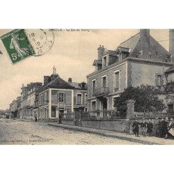 DOZULE : le bas du bourg - tres bon etat