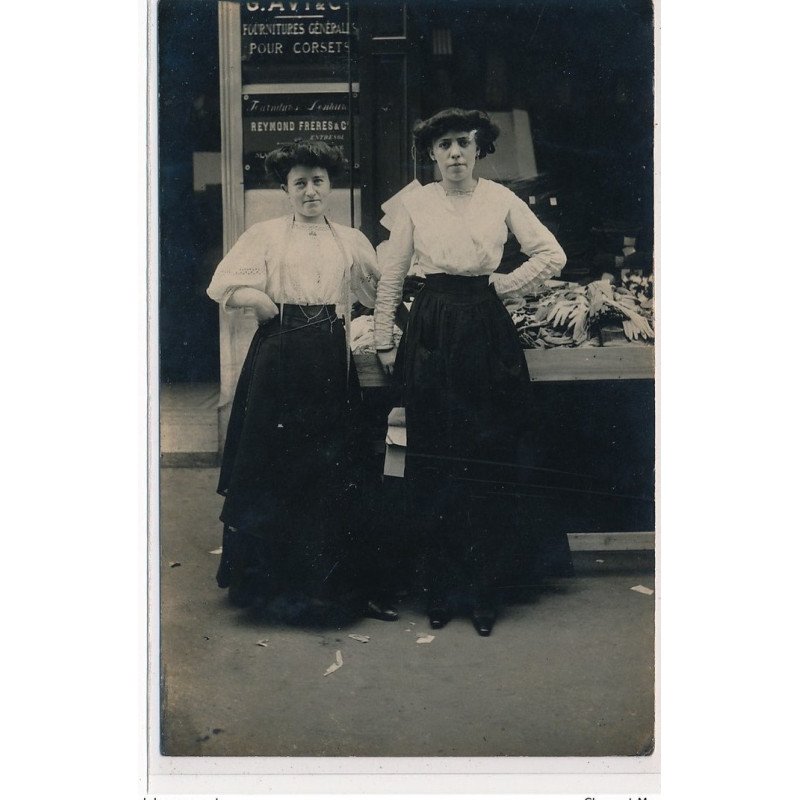 PARIS : fourniture generale pour corset, vetements, gants - tres bon etat