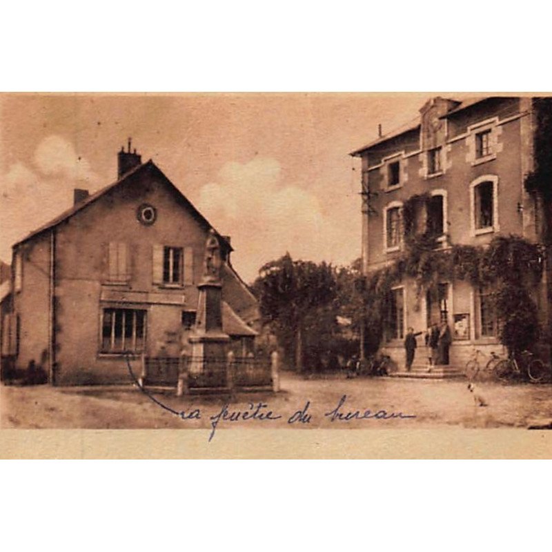 LA MOUAILLE : place de la mairie - le monument aux morts et la poste - état (pli)