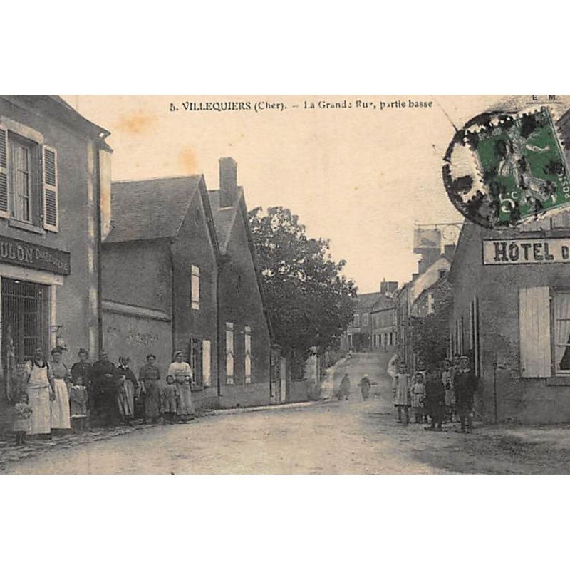 VILLEQUIERS : la grande rue - partie basse - état (un trou)