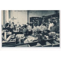 GRENOBLE : un atelier de ganterie couture pose de bouton et lissage - tres bon etat
