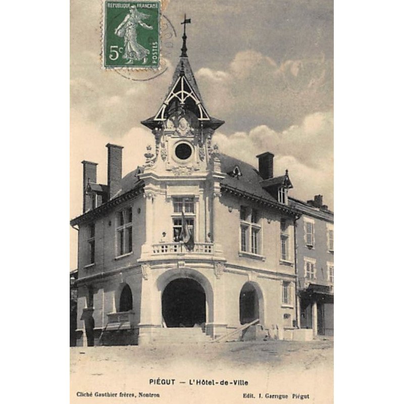 PIEGUT : l'hotel de ville - très bon état