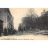 VILLEFRANCHE DE LONCHAPT : un coin de la place - très bon état