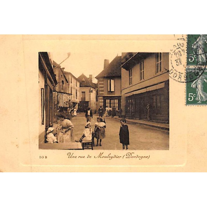MOULEYDIER : une rue - bon état