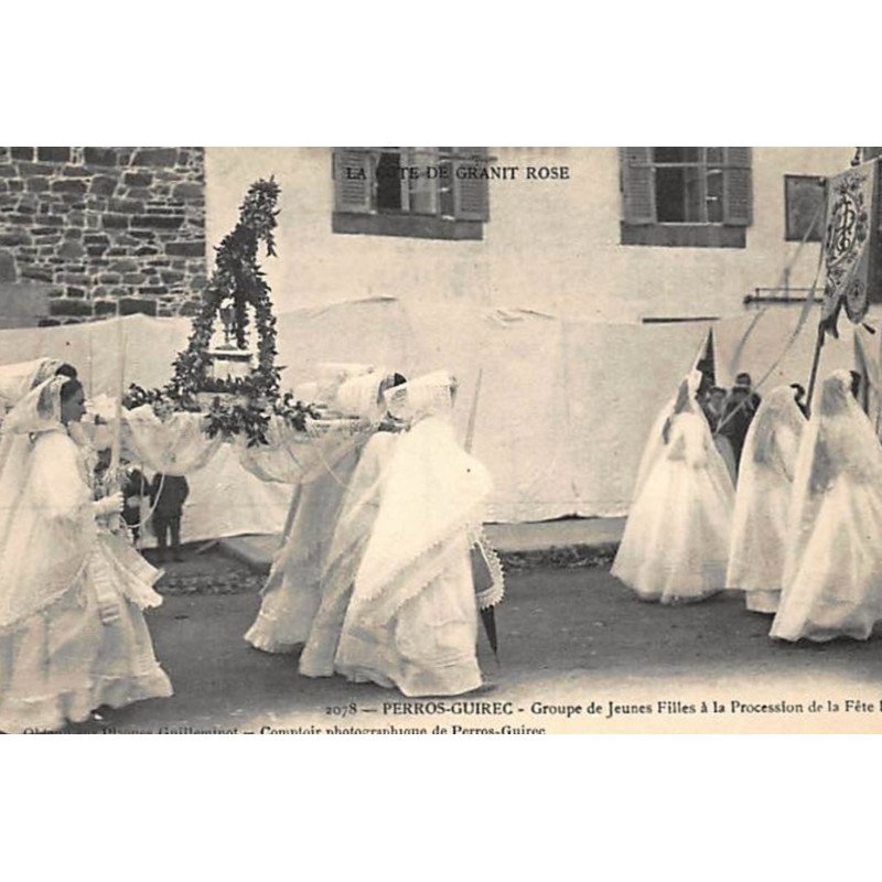 PERROS GUIREC : la cote de Granit Rose : groupe de jeunes filles à la procession de la fête Dieu - très bon état