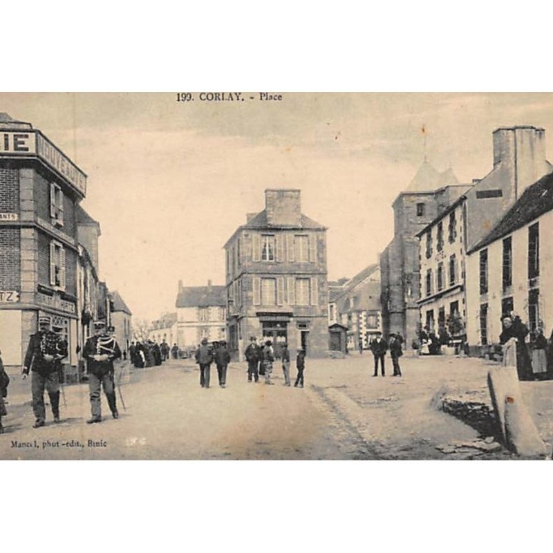 CORLAY : la place (militaires) - bon état (traces)