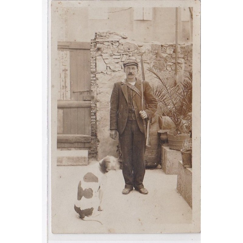 Carte photo d'un chasseur au fusil (chien) - très bon état