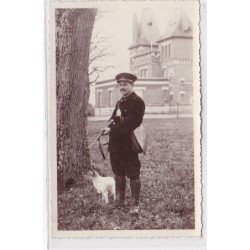 Vannes Sur Cosson CHATEAU DE PREPINSON : photo format cpa d'un garde chasse posant devant le chateau (chasseur - fusil)