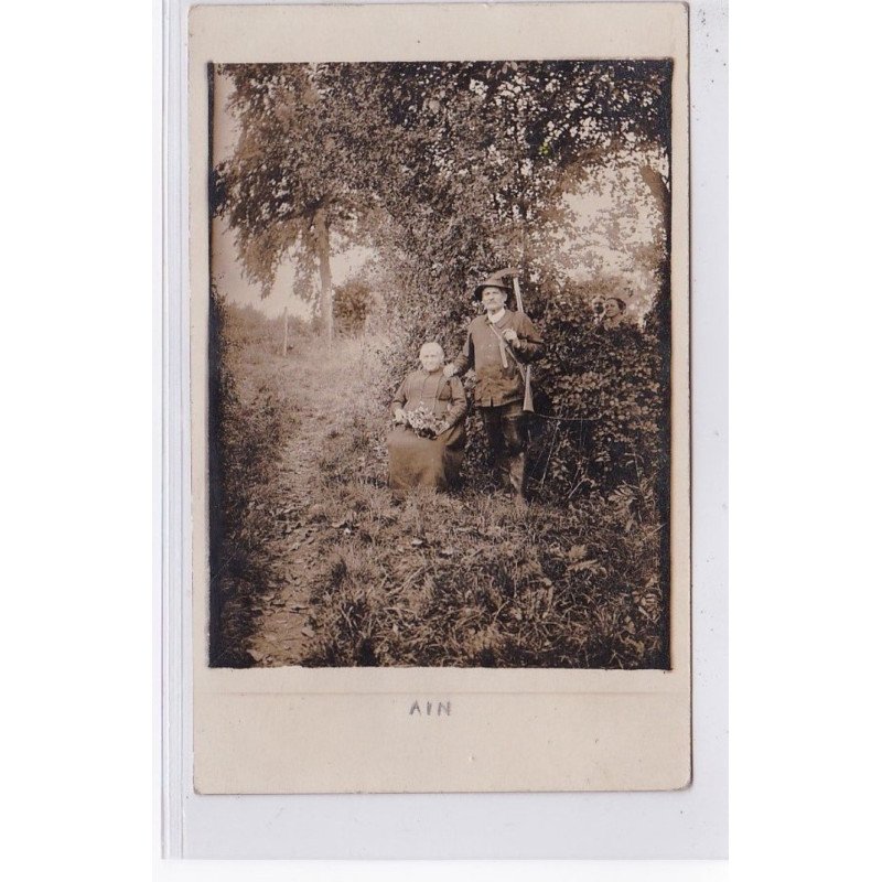 Carte photo d'un chasseur (photo FERRAND à BOURG) - très bon état