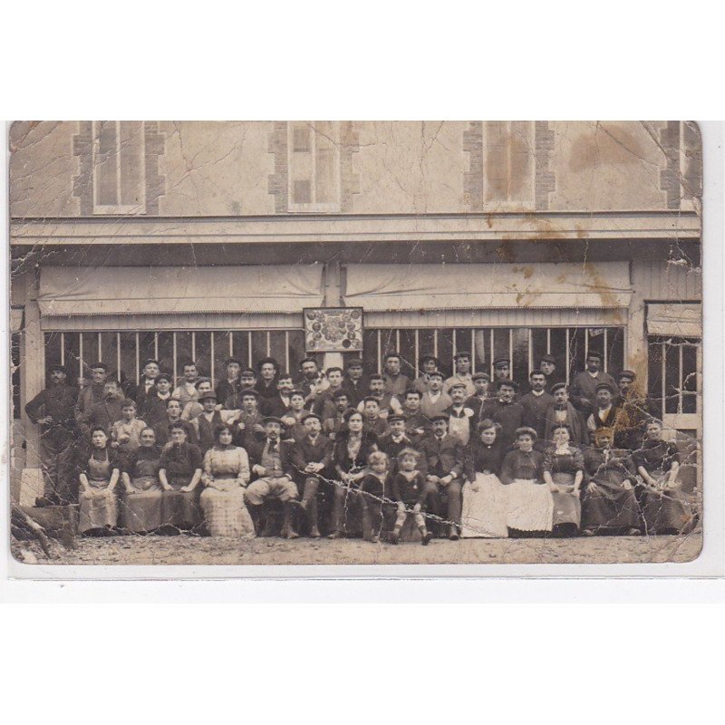 ORBEC : carte photo d'un groupe posant devant un restaurant - état ORBEC : carte photo d'un groupe posant devant un restaurant - état