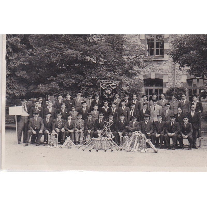 CHATEAUMEILLANT :  photo datant de 1946  (format CPM) de la fanfare - très bon état