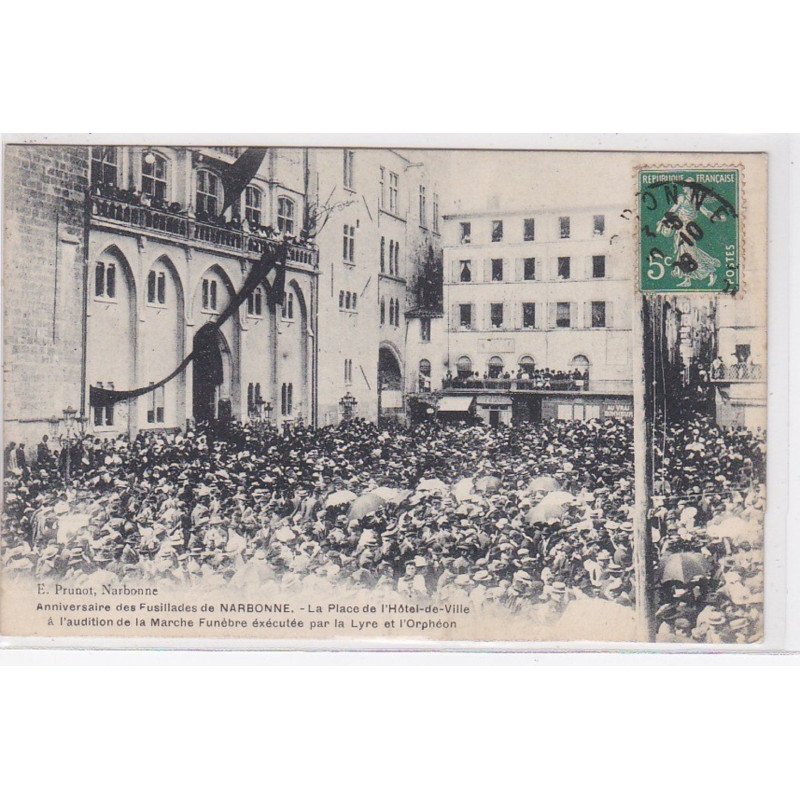 NARBONNE : anniversaire des fusillades - la place de l'hotel de ville à l'audition de la marche funèbre ( grèves ) TBE