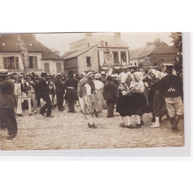 GOURNAY EN BRAY : carte photo d'une fête - très bon état