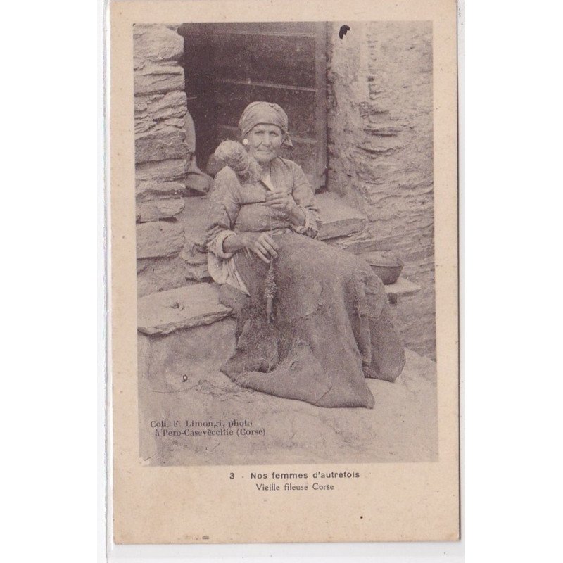 NOS FEMMES D'AUTREFOIS : vieille fileuse corse (éditeur Limongi à Pero-Casavecchie) - très bon état