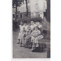 PARIS : carte photo de nourrices avec enfants devant un atelier d'étameurs (étamage de fers et toles) - très bon état