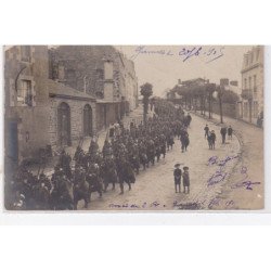 GRANVILLE : carte photo de militaires traversant la ville en 1906 - très bon état