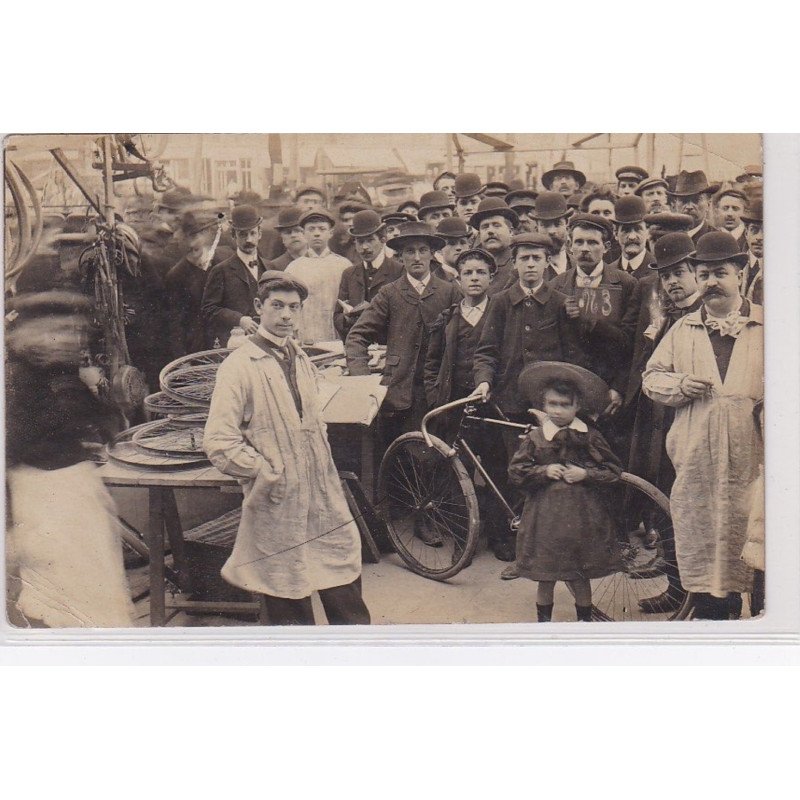 PARIS : carte photo d'un stand de réparateurs de vélo (thème rare) - bon état (un coin plié)