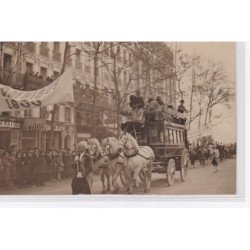 PARIS : carte photo d'un omnibus (défilé - fête) - bon état