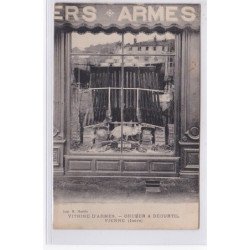 VIENNE : vitrine d'armes du magasin Gruger et DECURTIL (GRUVER?) - très bon état