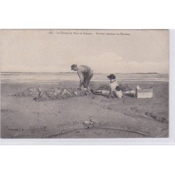 LA CHASSE EN BAIE DE SOMME : huttier creusant un hutteau - bon état (traces au dos)