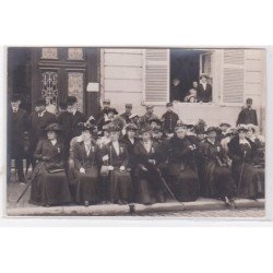 VERSAILLES : carte photo de femmes médaillées aux commémorations du 11 novembre 1919 - très bon état