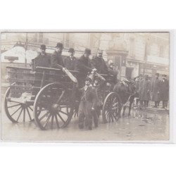 PARIS : carte photo de la distribution de pain pendant les inondations en 1910 (police- kiosque)- très bon état