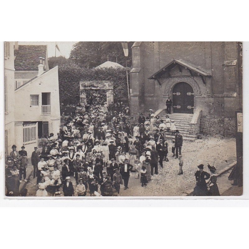 YERRES : carte photo d'une fête (devant l'église) - très bon état