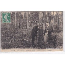 DANS LES LANDES : chasse à la palombe - chasseurs gorgeant les appeaux -  bon état