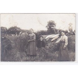 A LOCALISER : carte photo d'une scène de fenaison (agriculture - batteuse - battage) - très bon état