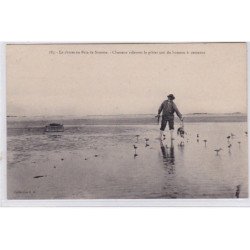 La chasse en Baie de Somme - chasseur relevant le gibier tué du hutteau à cerceaux - très bon état