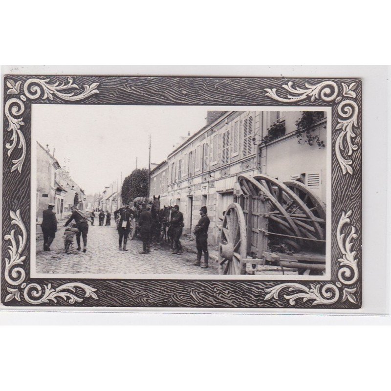 VARREDDES : 1914/18 - carte photo d'un obus de 75 resté dans l'entablement (militaire - guerre - moto) - très bon état