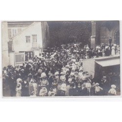 YERRES : carte photo d'une fête (devant l'église) - très bon état