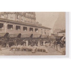 PARIS 1er : carte photo des attelages de livraison du marchand de porcs en gros Léon FOUQUET (3 rue Turbigo)