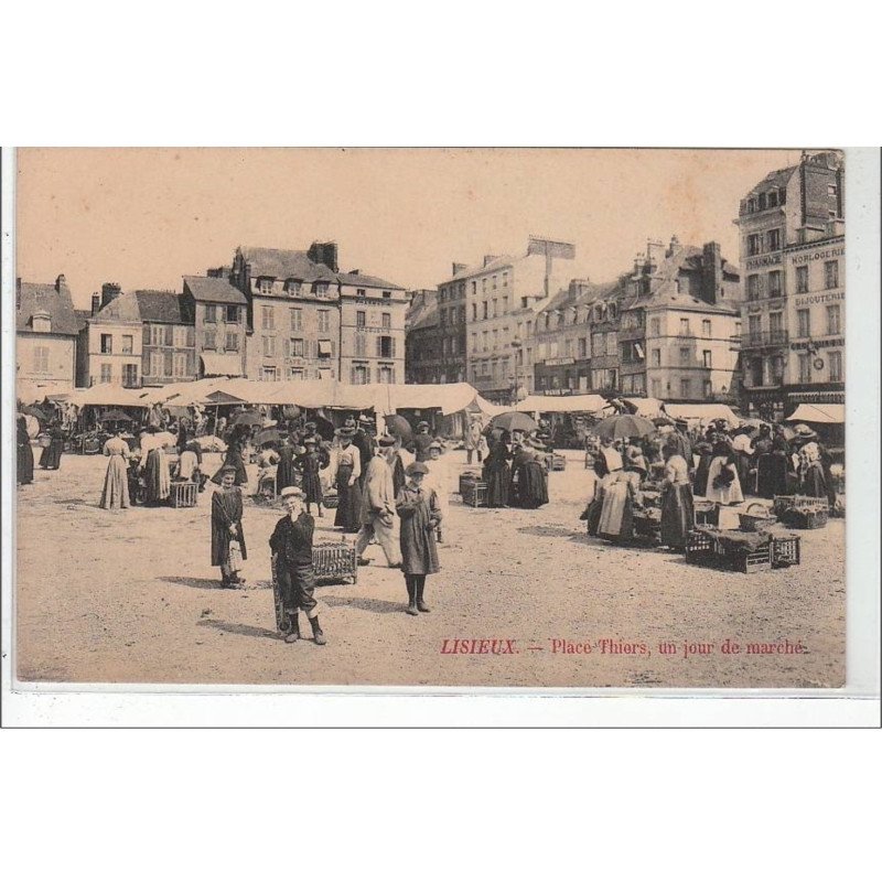 LISIEUX : place Thiers - un jour de marché - très bon état