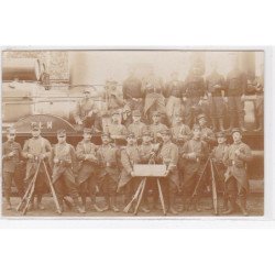 CAVAILLON : carte photo de militaires devant une locomotive - très bon état